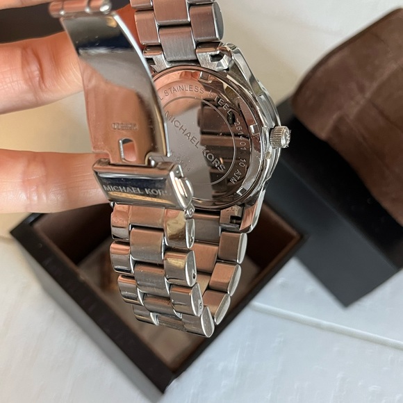 Micheal kors silver and blue watch - Picture 5 of 11